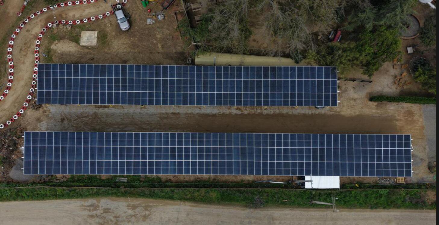 Vista aérea cenital de los carports fotovoltaicos de CuracaRibs