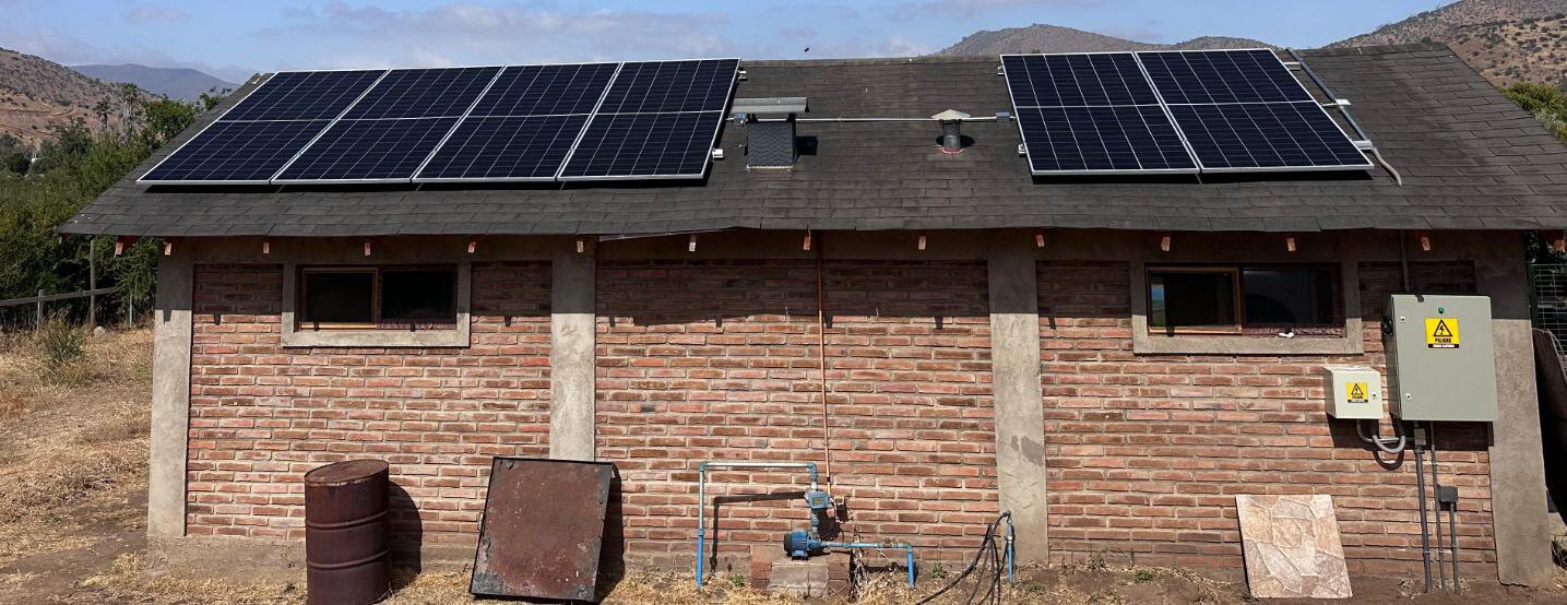 Vista frontal del sistema fotovoltaico residencial Cuyuncaví Abajo