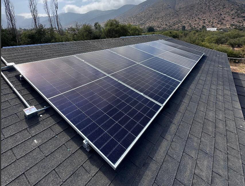 Arreglo fotovoltaico instalado sobre techo de tejas asfálticas